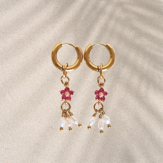 Boucles d'oreilles créoles dorées faites main avec perles d'eau douce – idée cadeau spéciale