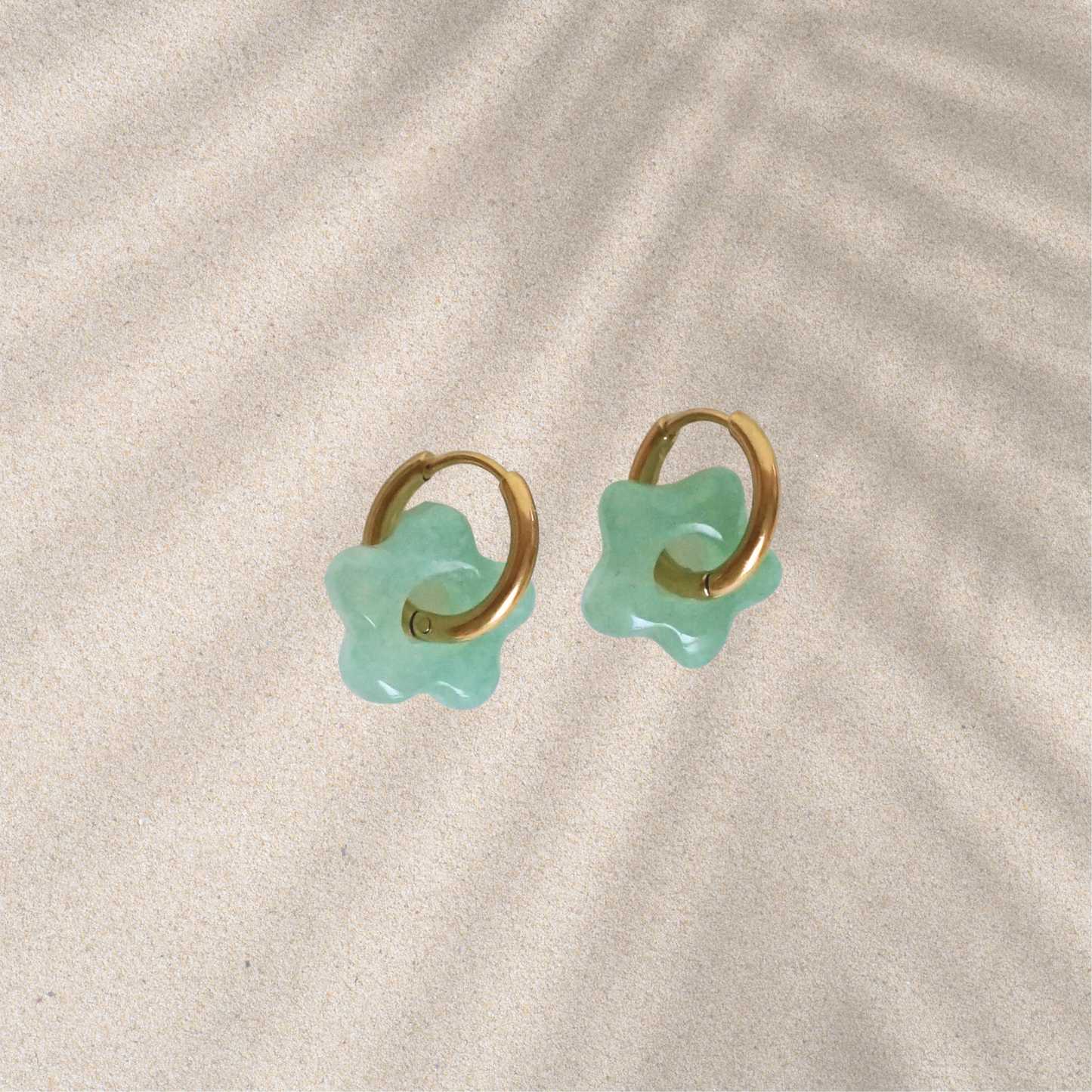 Boucles d'oreilles créoles faites main avec fleurs interchangeables en pierres naturelles – bijou artisanal original