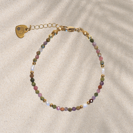 Bracelet fait main doré avec perle d’eau douce et pierres naturelles – cadeau original