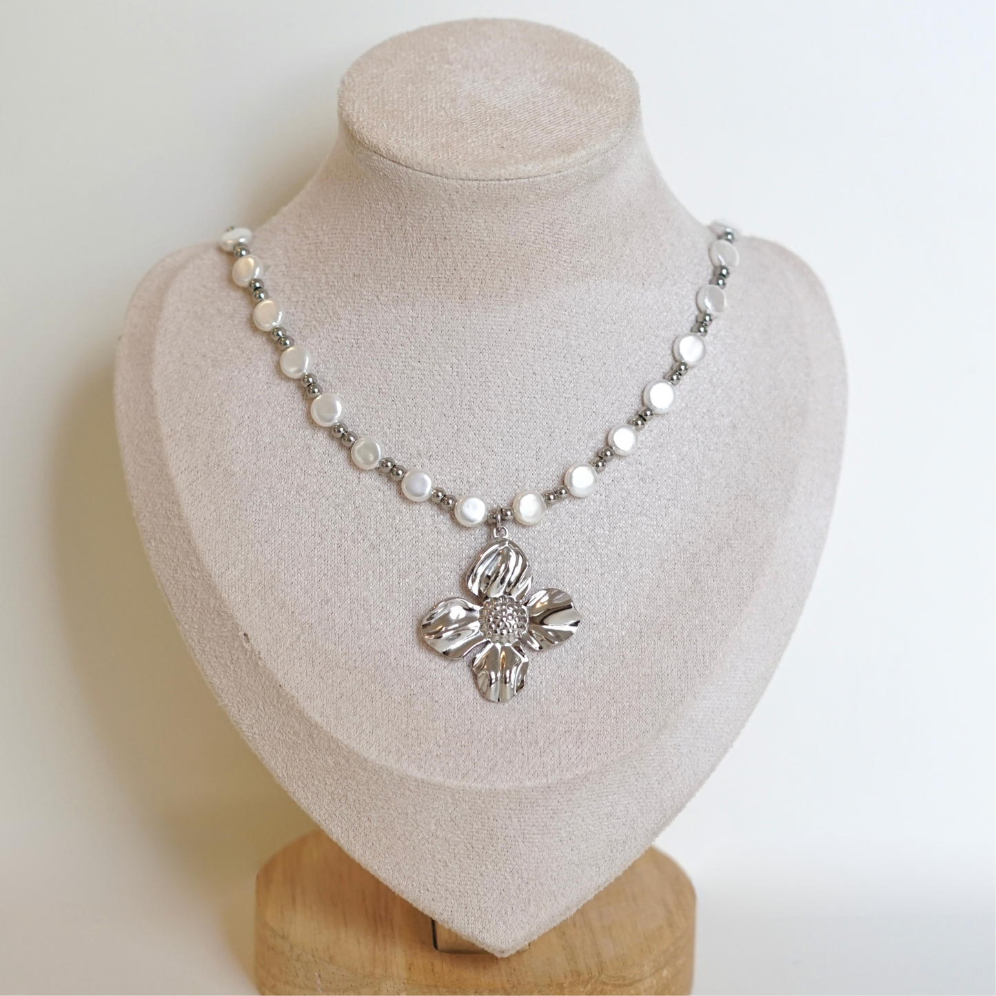 Collier fait main argenté avec perles d’eau douce galvanisées et pendentif – cadeau parfait