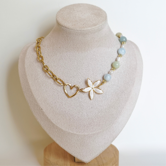 Collier asymétrique fait main en acier inoxydable avec un côté perle et un côté chaîne, fleur et cœur au centre, perles d'eau douce et pierres naturelles – cadeau unique femme