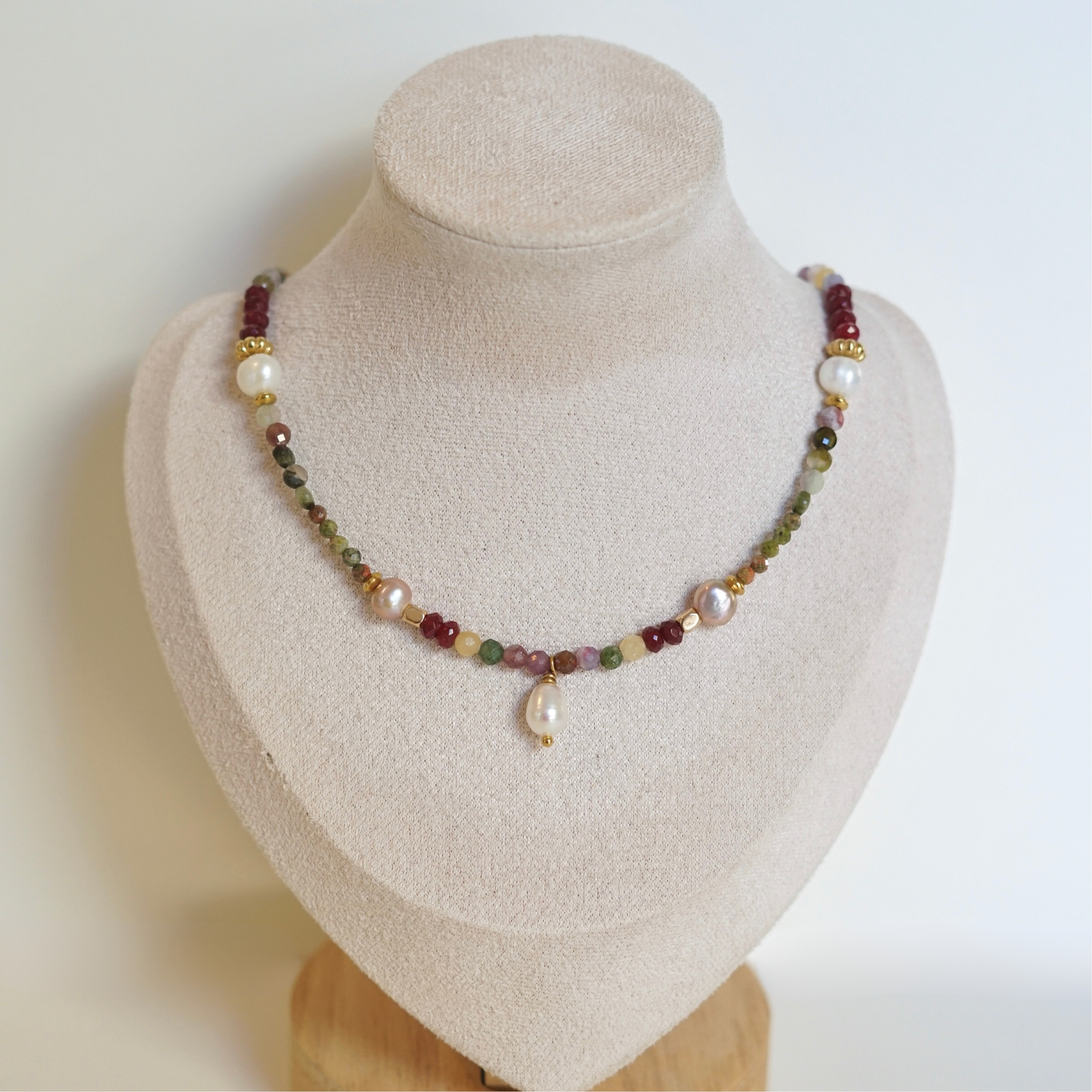 Collier fait main en acier inoxydable avec pierres naturelles et perles d'eau douce – pendentif perle d'eau douce, bijou unique