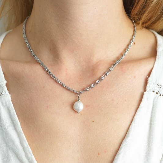 Collier argenté fait main en acier inoxydable avec perle d'eau douce – bijou unique