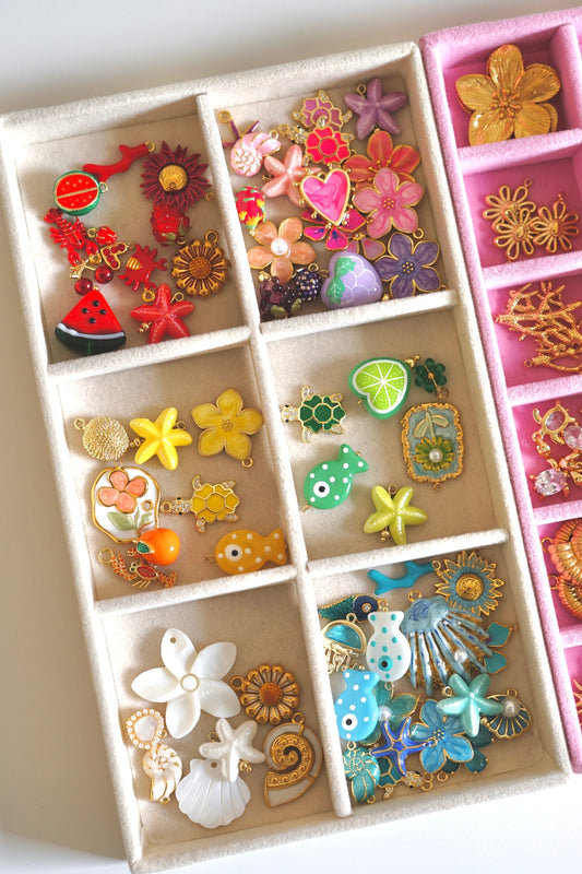 Collier charm personnalisé : comment composer le bijou parfait (guide complet)