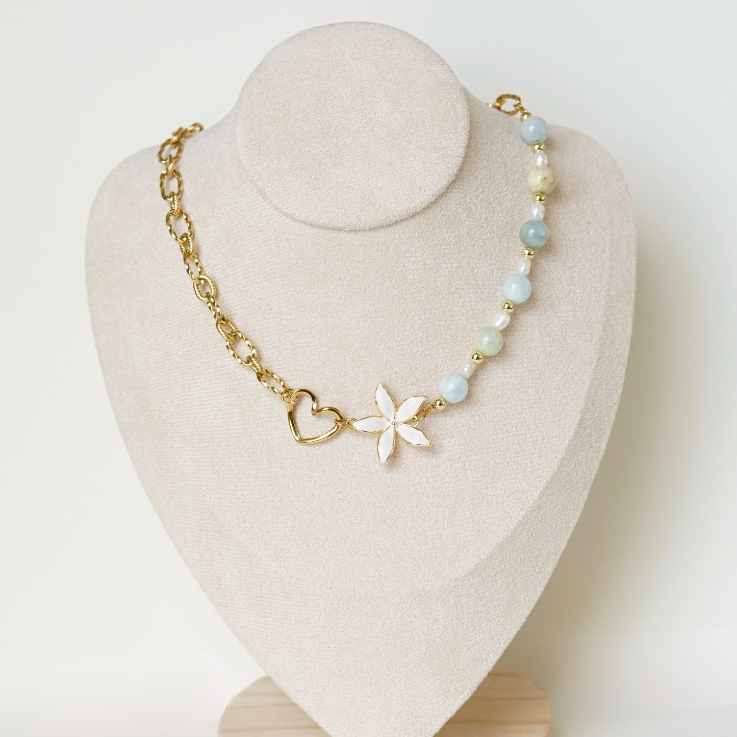 Collier Clara bleu clair asymétrique fait main perles d'eau douce baroque blanches et pierres naturelles les Pepettes Bijoux 