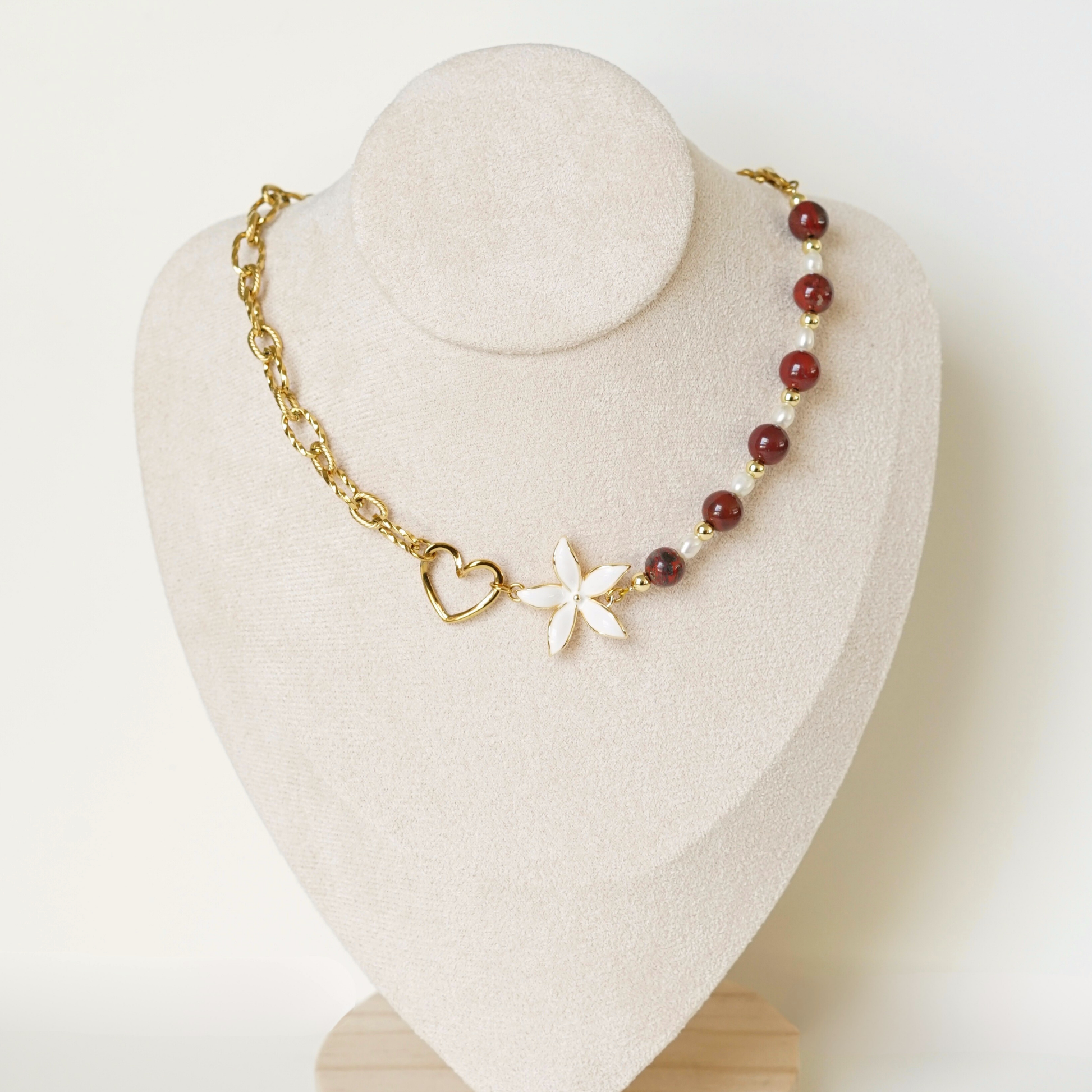 Collier Clara asymétrique rouge fait main perles d'eau douce baroque blanches et pierres naturelles les Pepettes Bijoux 2