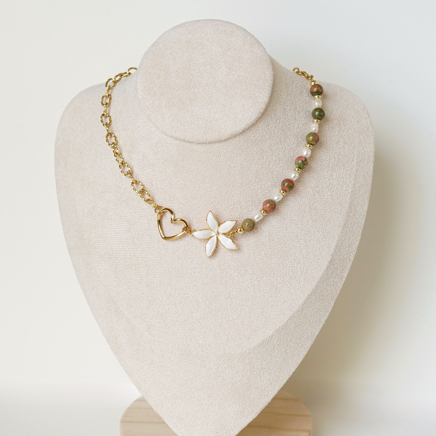 Collier Clara asymétrique vert fait main perles d'eau douce baroque blanches et pierres naturelles les Pepettes Bijoux 2