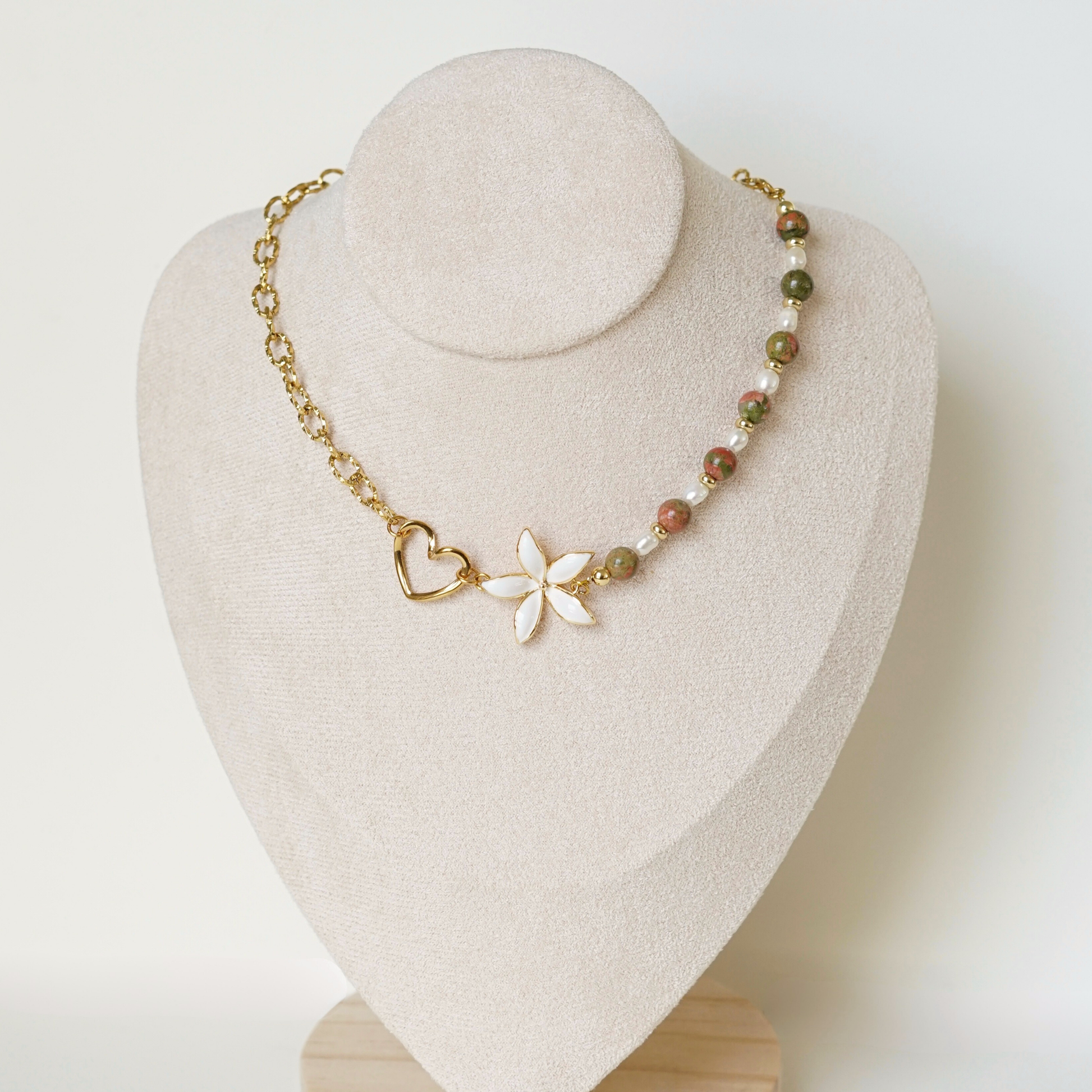 Collier Clara asymétrique vert fait main perles d'eau douce baroque blanches et pierres naturelles les Pepettes Bijoux 2