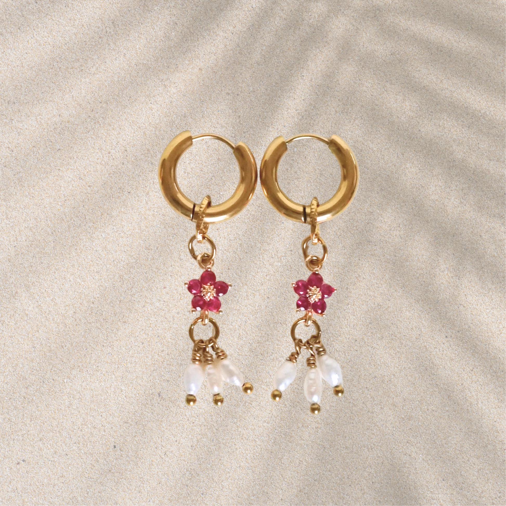Boucles d'oreilles créoles dorées faites main avec perles d'eau douce – idée cadeau spéciale