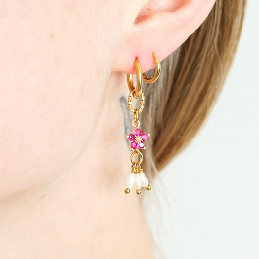 Boucles d'oreilles créoles dorées faites main avec perles d'eau douce – idée cadeau spéciale