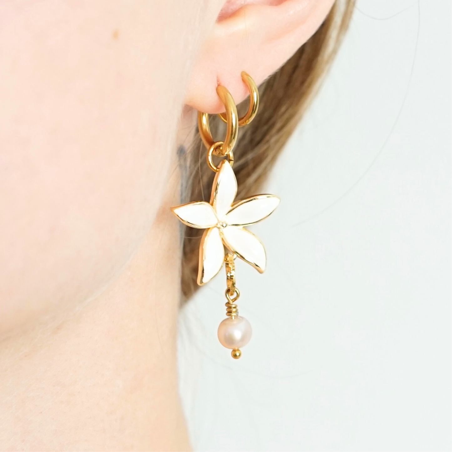 Boucles d'oreilles créoles dorées faites main avec perles d'eau douce – idée cadeau spéciale