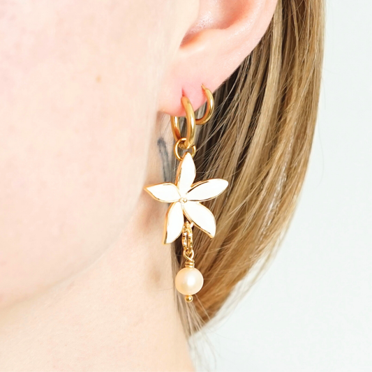 Boucles d'oreilles créoles dorées faites main avec perles d'eau douce – idée cadeau spéciale