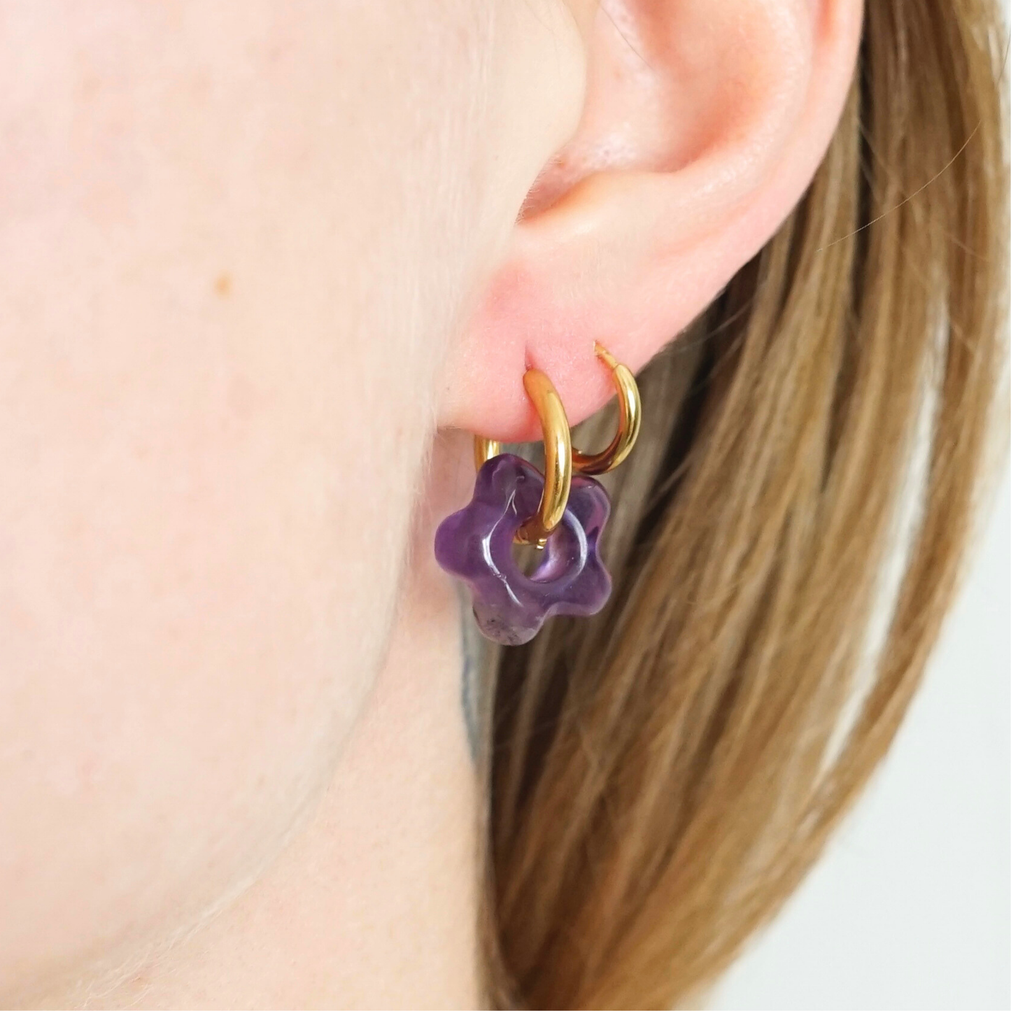 Boucles d'oreilles créoles faites main avec fleurs interchangeables en pierres naturelles  – bijou artisanal original