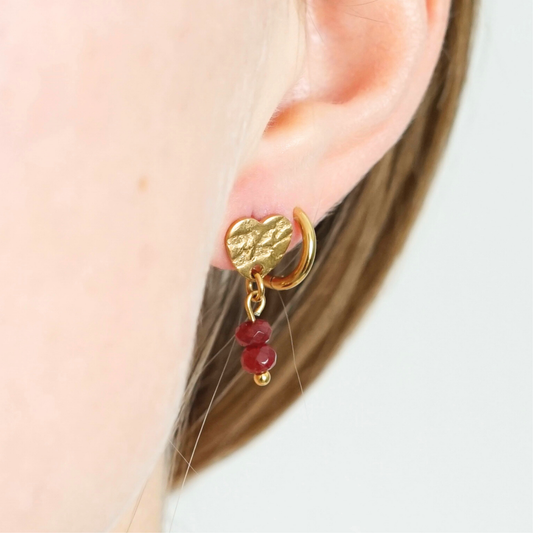 Boucles d'oreilles faites main puces cœur doré en acier inoxydable et pierres naturelles – bijou artisanal unique