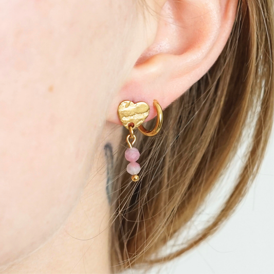 Boucles d'oreilles faites main puces cœur doré en acier inoxydable et pierres naturelles – bijou artisanal unique