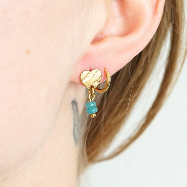 Boucles d'oreilles faites main puces cœur doré en acier inoxydable et pierres naturelles – bijou artisanal unique