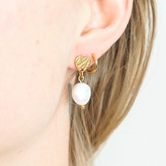 Boucles d'oreilles faites main puces cœur doré en acier inoxydable et perles d'eau douce – bijou artisanal unique