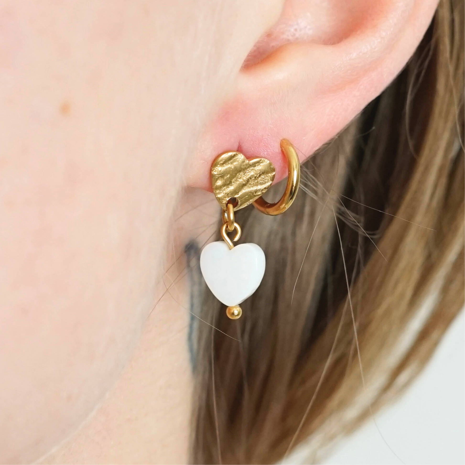 Boucles d'oreilles faites main puces cœur doré en acier inoxydable et nacre – bijou artisanal unique