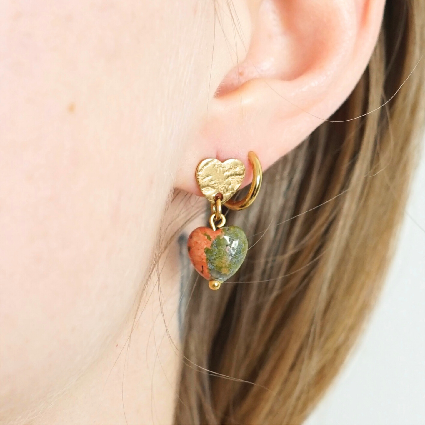 Boucles d'oreilles faites main puces cœur doré en acier inoxydable et pierres naturelles – bijou artisanal unique