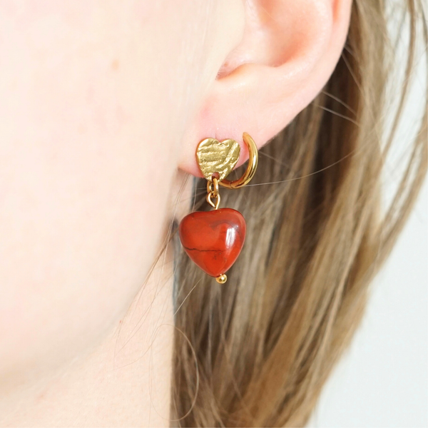 Boucles d'oreilles faites main puces cœur doré en acier inoxydable et pierres naturelles – bijou artisanal unique