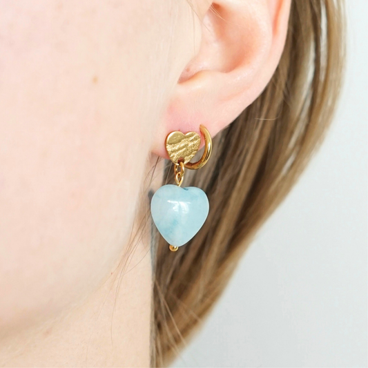 Boucles d'oreilles faites main puces cœur doré en acier inoxydable et pierres naturelles – bijou artisanal unique