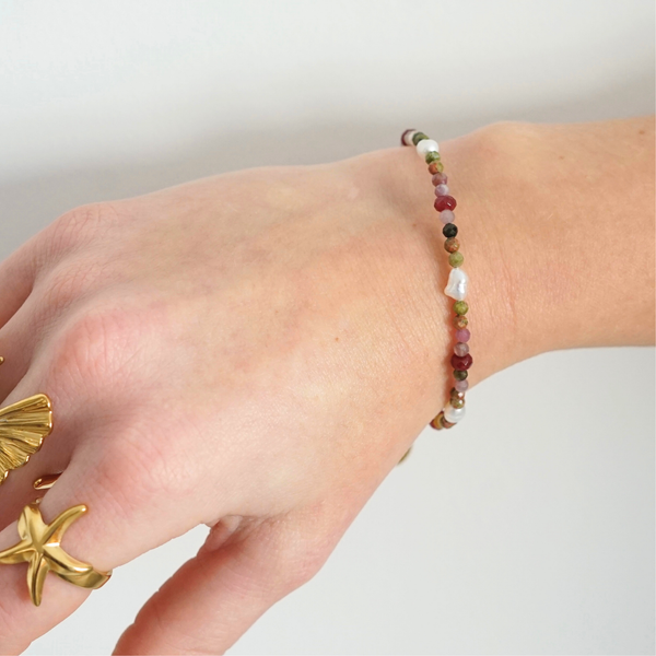 Bracelet fait main doré avec perle d’eau douce et pierres naturelles – cadeau original