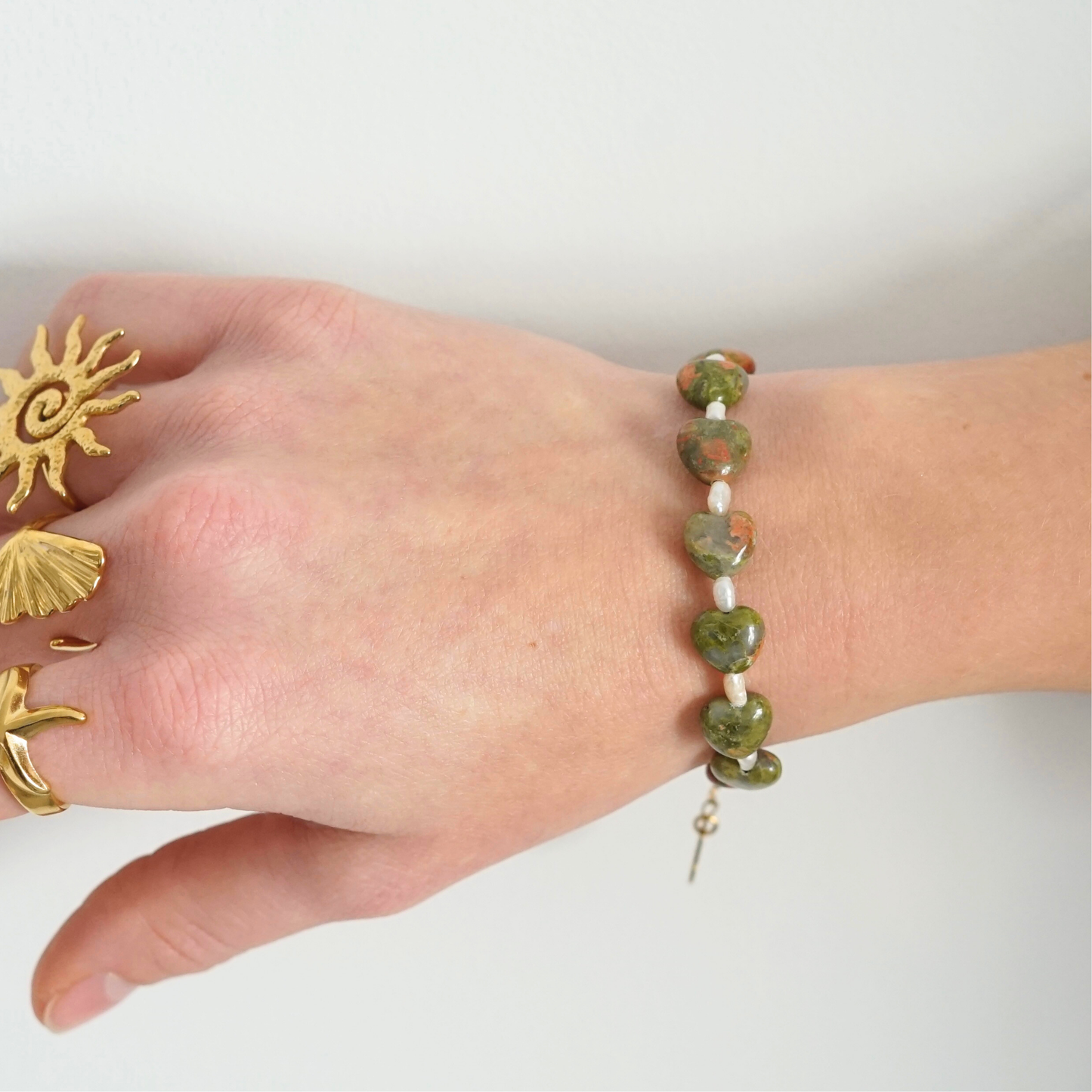 Bracelet fait main doré avec perle d’eau douce et pierres naturelles – cadeau original