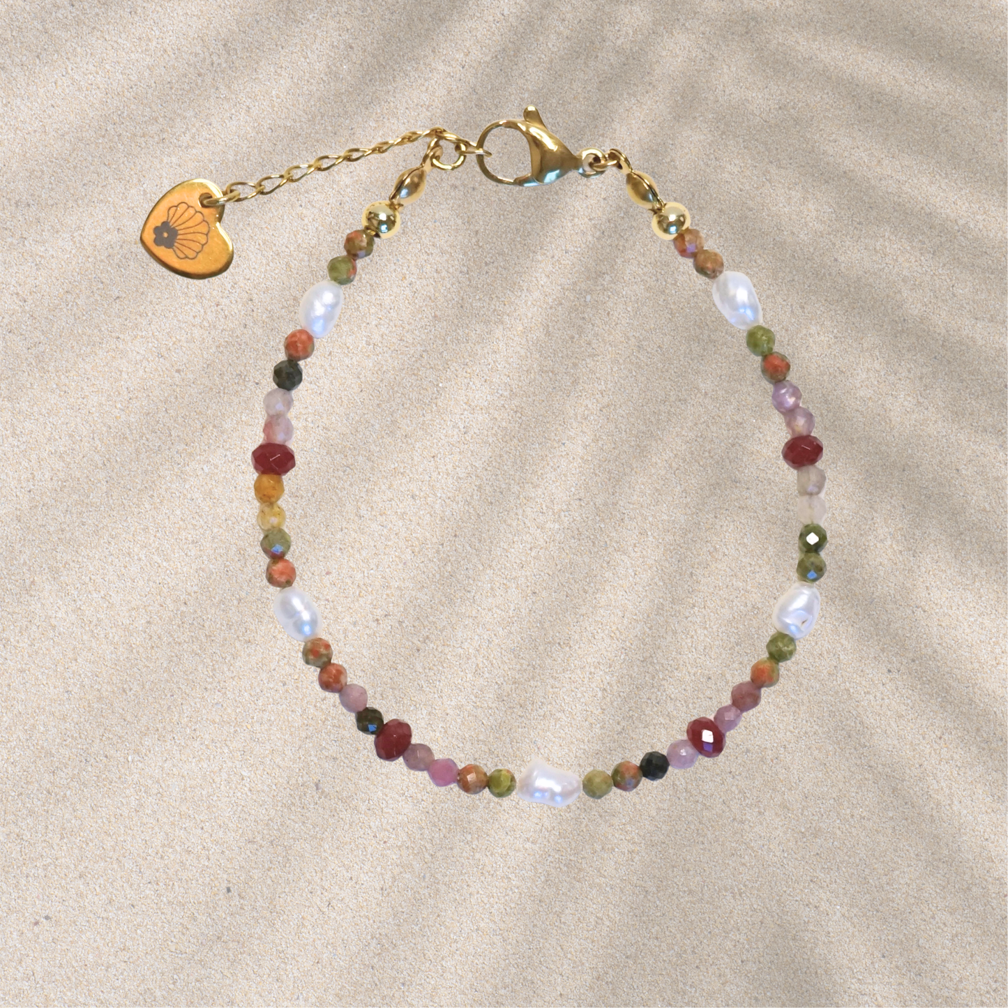 Bracelet fait main doré avec perle d’eau douce et pierres naturelles – cadeau original