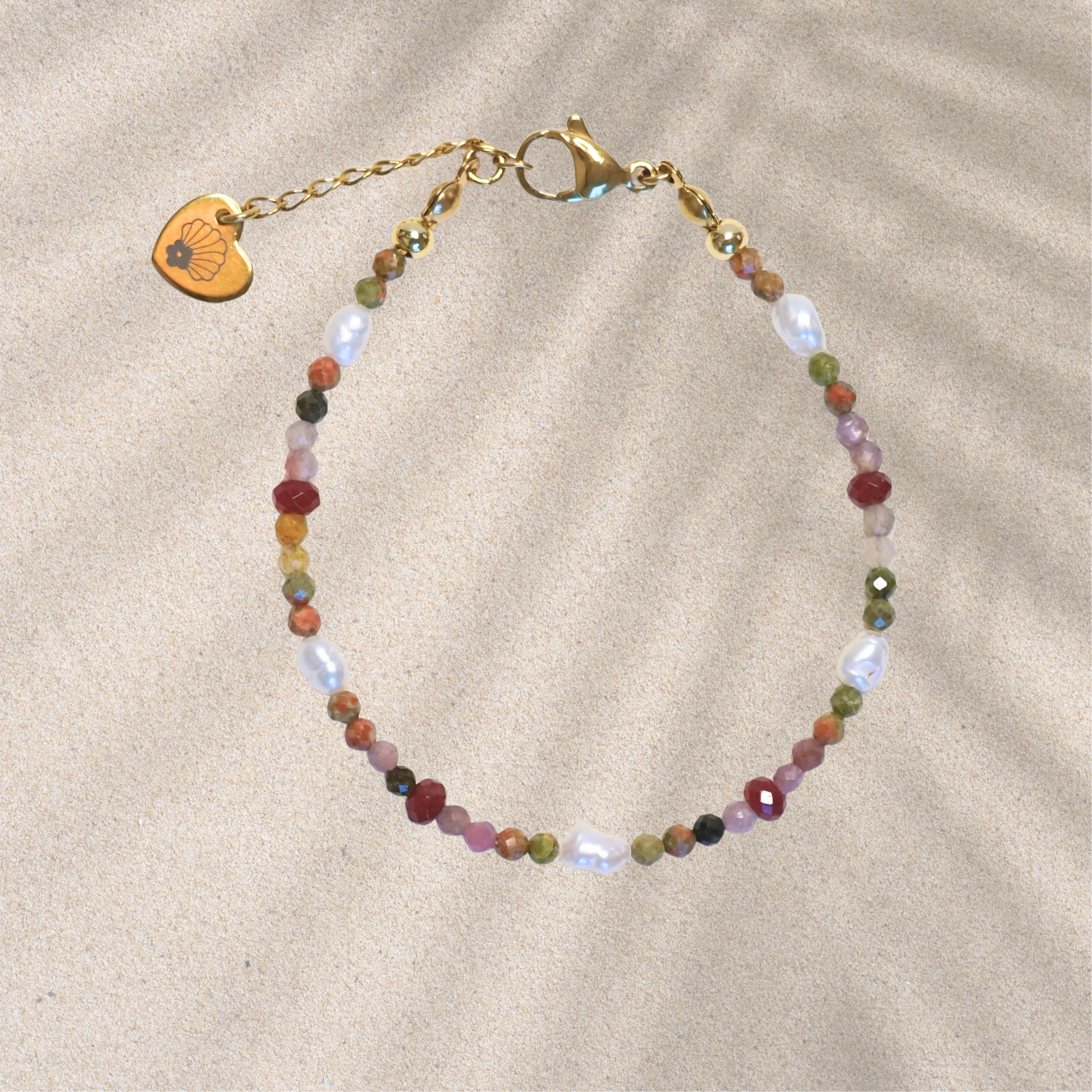 Bracelet fait main doré avec perle d’eau douce et pierres naturelles – cadeau original
