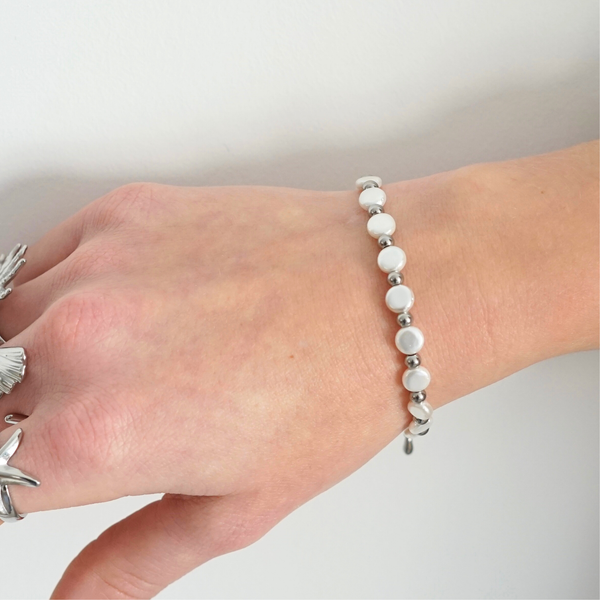 Bracelet fait main argenté avec perles d’eau douce galvanisées – cadeau élégant