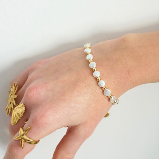 Bracelet fait main doré avec perles d’eau douce galvanisées – cadeau élégant