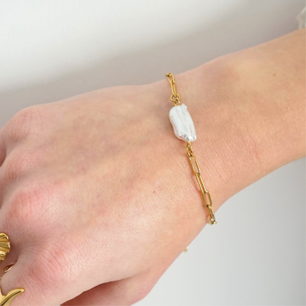 Bracelet fait main doré avec perle d’eau douce – cadeau original