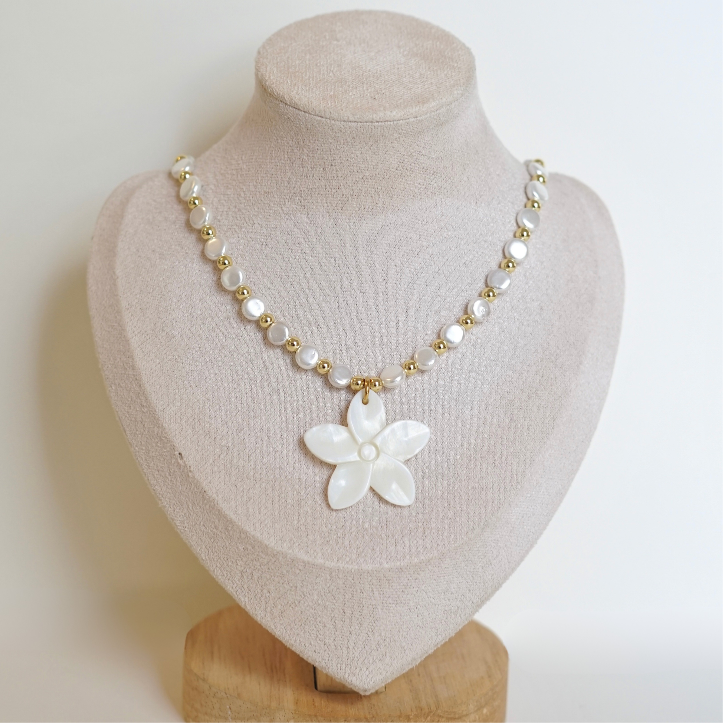 Collier fait main doré avec perles d’eau douce galvanisées et pendentif – cadeau parfait