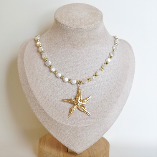 Collier fait main doré avec perles d’eau douce galvanisées et pendentif – cadeau parfait