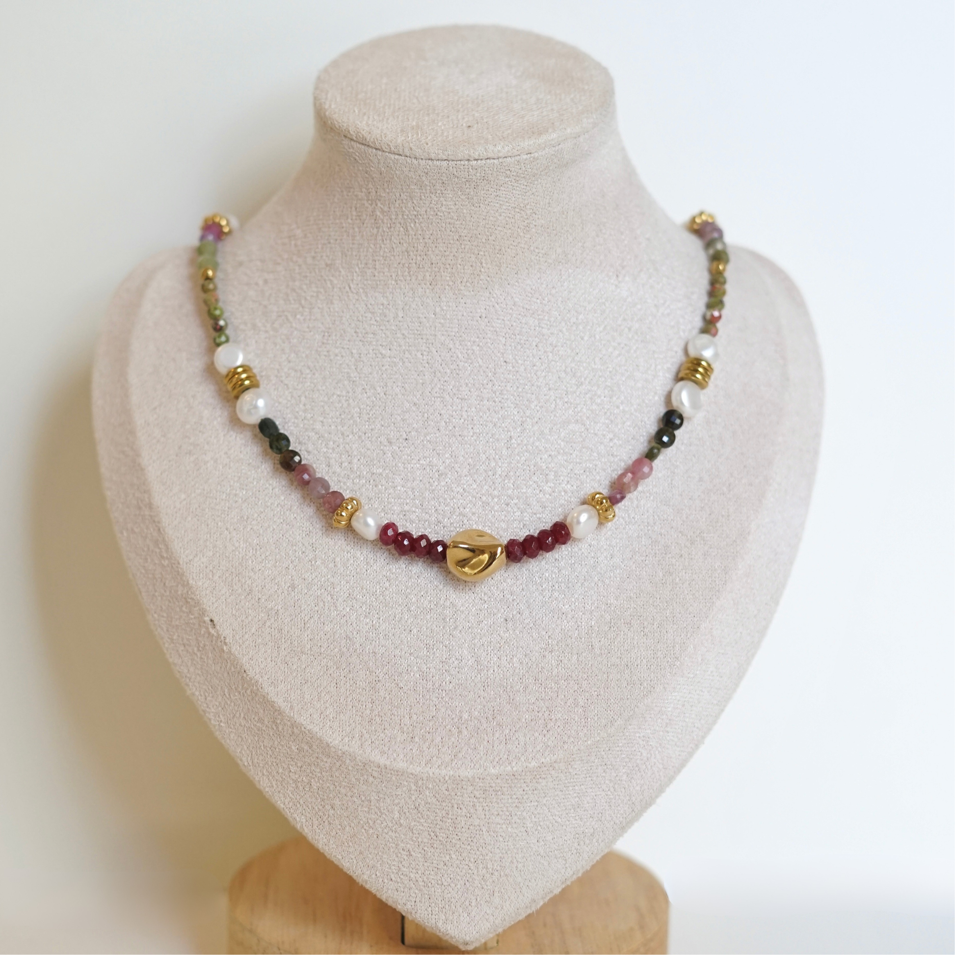 Collier fait main en acier inoxydable avec pierres naturelles et perles d'eau douce – bijou unique