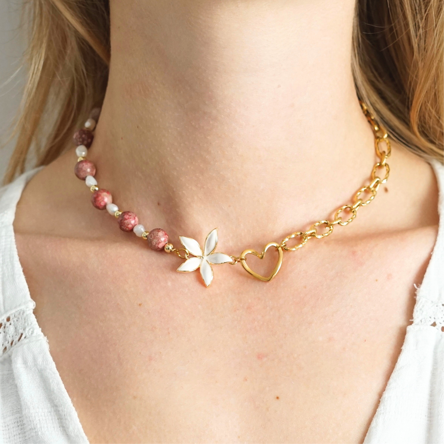 Collier asymétrique fait main en acier inoxydable avec un côté perle et un côté chaîne, fleur et cœur au centre, perles d'eau douce et pierres naturelles – cadeau unique femme