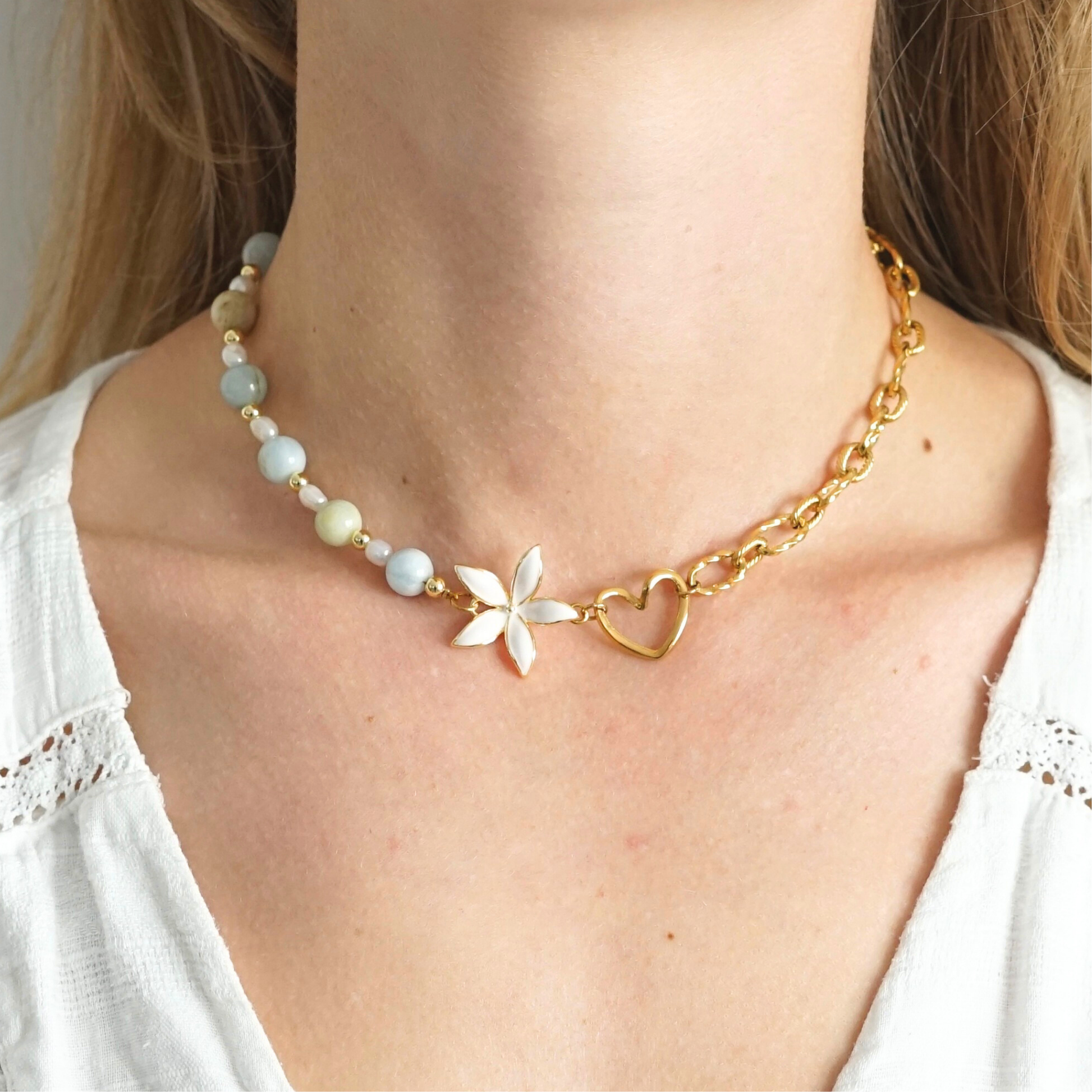 Collier asymétrique fait main en acier inoxydable avec un côté perle et un côté chaîne, fleur et cœur au centre, perles d'eau douce et pierres naturelles – cadeau unique femme