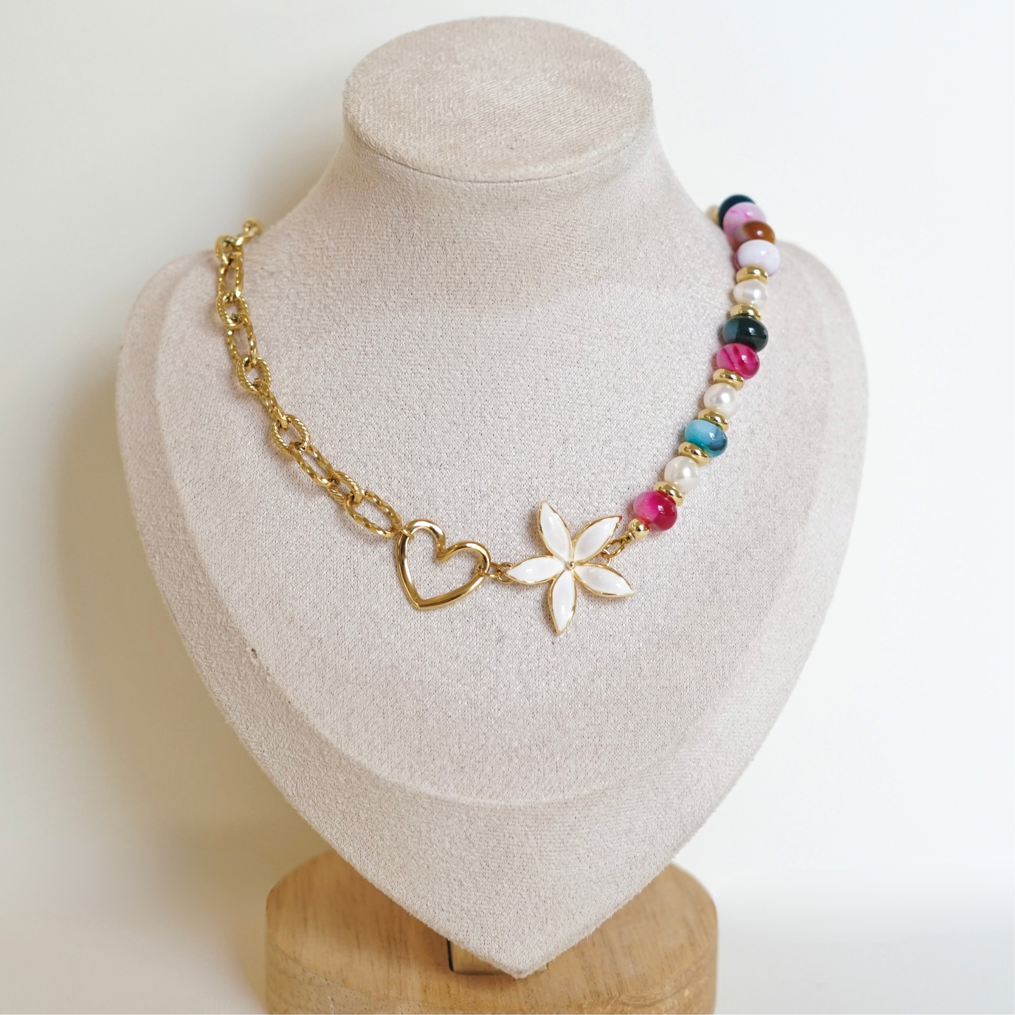 Collier asymétrique fait main en acier inoxydable avec un côté perle et un côté chaîne, fleur et cœur au centre, perles d'eau douce et pierres naturelles – cadeau unique femme