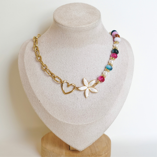 Collier asymétrique fait main en acier inoxydable avec un côté perle et un côté chaîne, fleur et cœur au centre, perles d'eau douce et pierres naturelles – cadeau unique femme