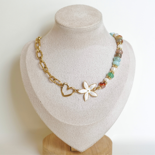 Collier asymétrique fait main en acier inoxydable avec un côté perle et un côté chaîne, fleur et cœur au centre, perles d'eau douce et pierres naturelles – cadeau unique femme
