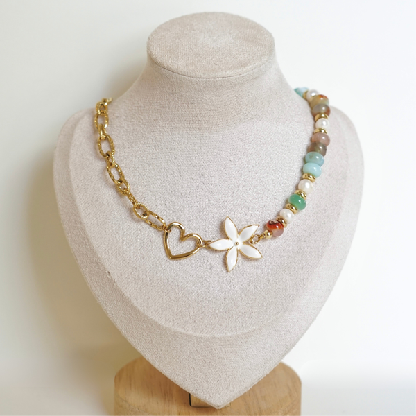 Collier asymétrique fait main en acier inoxydable avec un côté perle et un côté chaîne, fleur et cœur au centre, perles d'eau douce et pierres naturelles – cadeau unique femme