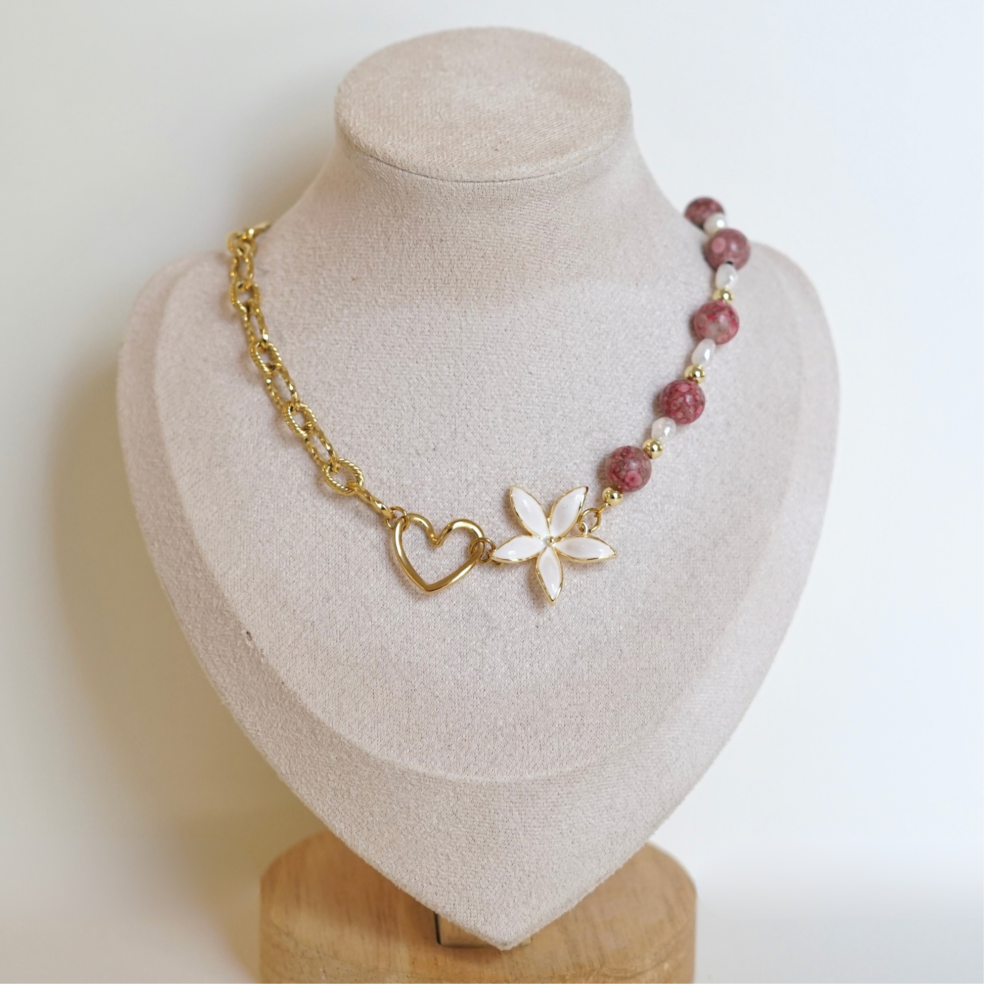 Collier asymétrique fait main en acier inoxydable avec un côté perle et un côté chaîne, fleur et cœur au centre, perles d'eau douce et pierres naturelles – cadeau unique femme
