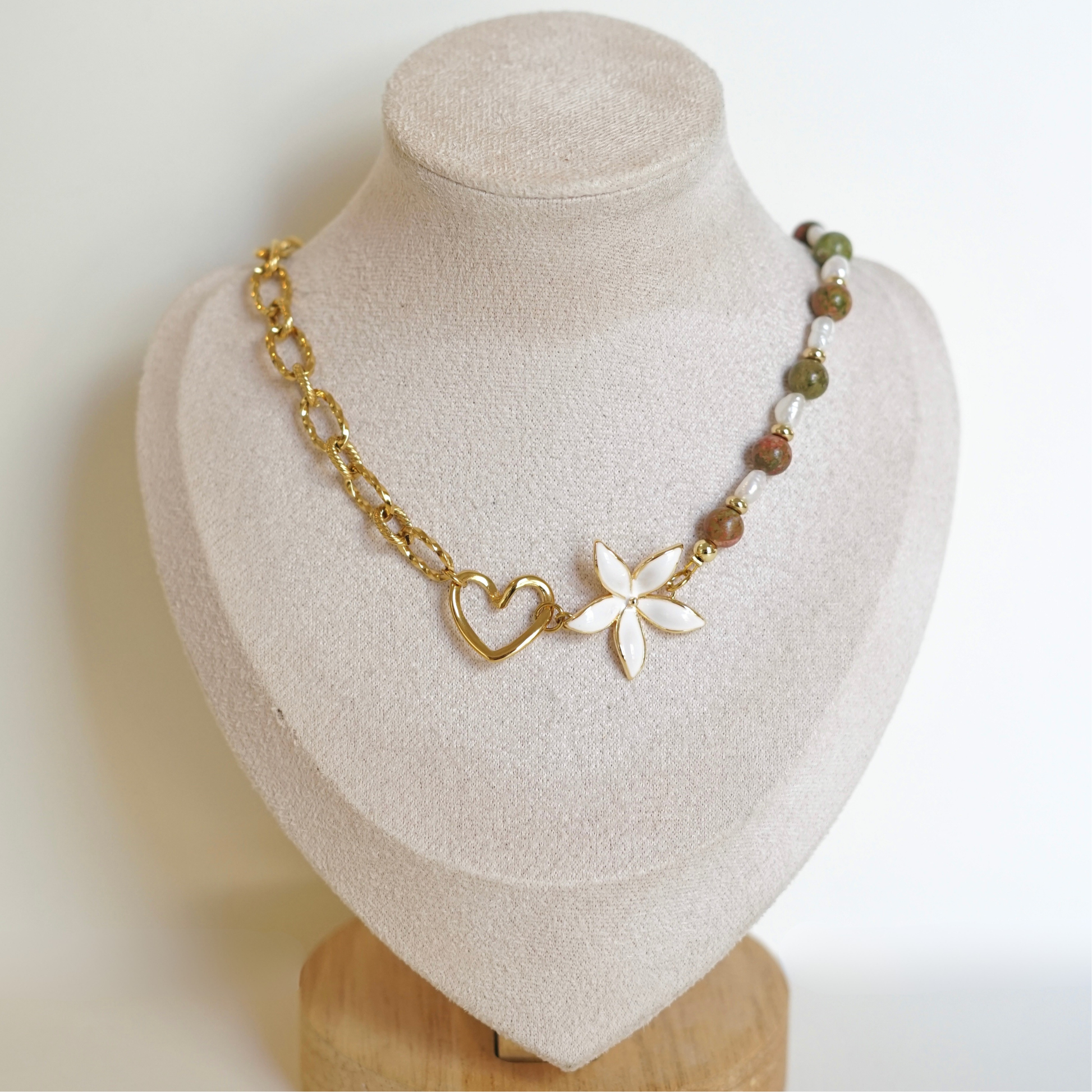 Collier asymétrique fait main en acier inoxydable avec un côté perle et un côté chaîne, fleur et cœur au centre, perles d'eau douce et pierres naturelles – cadeau unique femme