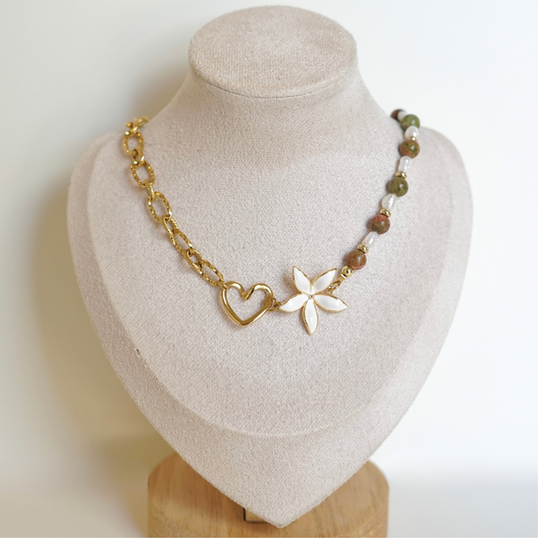 Collier asymétrique fait main en acier inoxydable avec un côté perle et un côté chaîne, fleur et cœur au centre, perles d'eau douce et pierres naturelles – cadeau unique femme