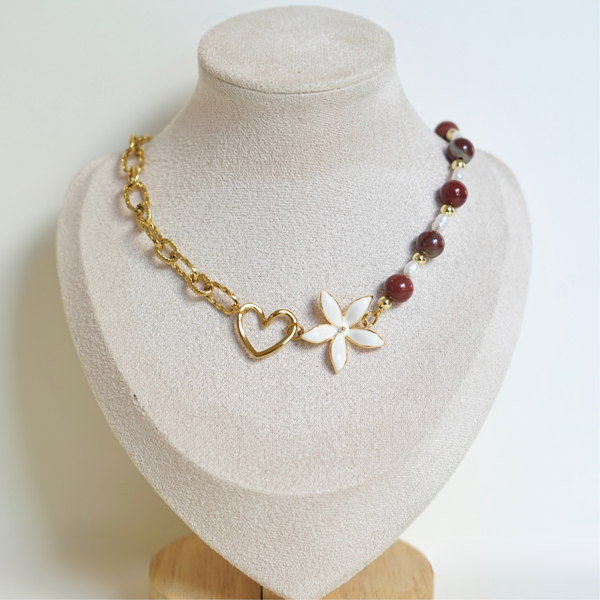 Collier asymétrique fait main en acier inoxydable avec un côté perle et un côté chaîne, fleur et cœur au centre, perles d'eau douce et pierres naturelles – cadeau unique femme