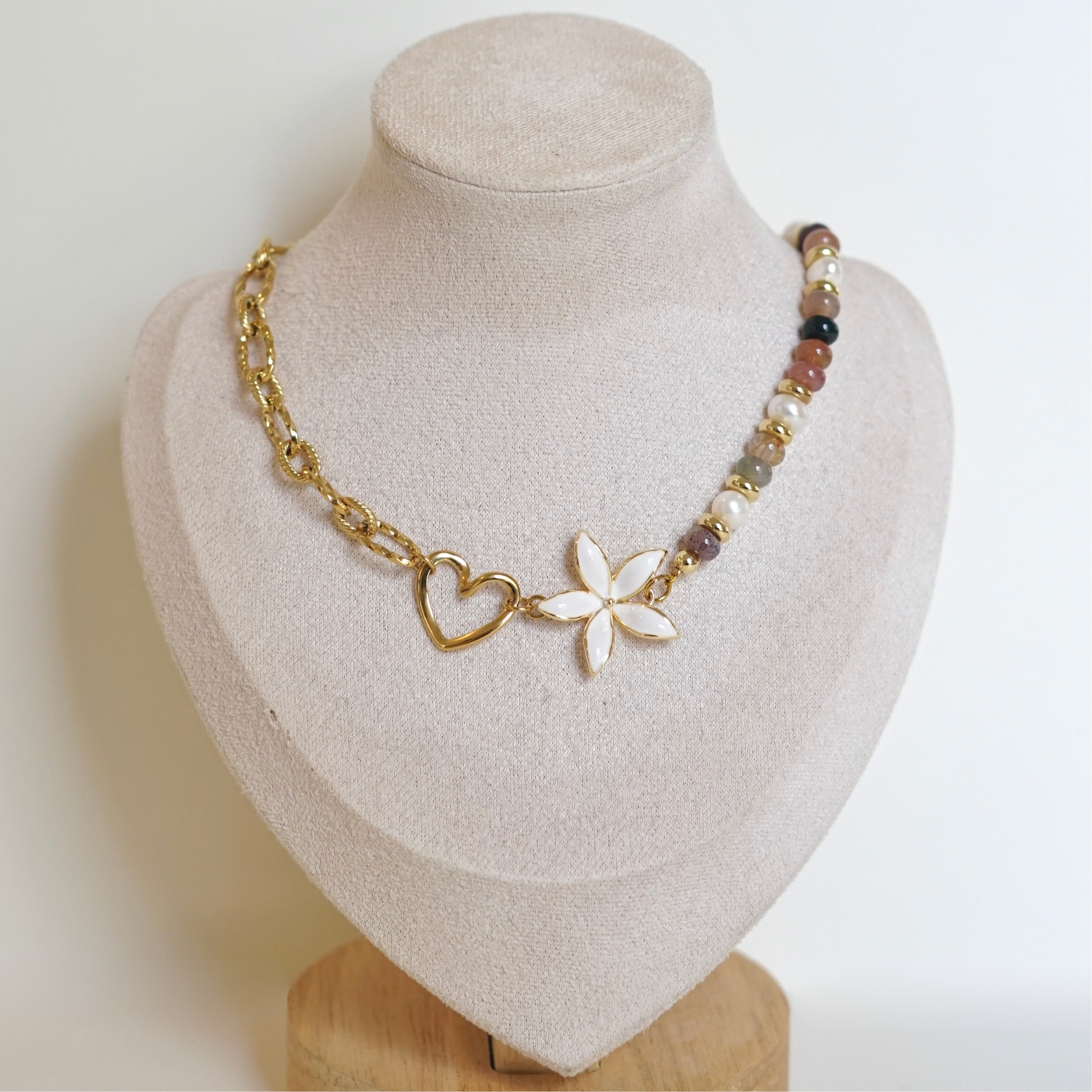 Collier asymétrique fait main en acier inoxydable avec un côté perle et un côté chaîne, fleur et cœur au centre, perles d'eau douce et pierres naturelles – cadeau unique femme