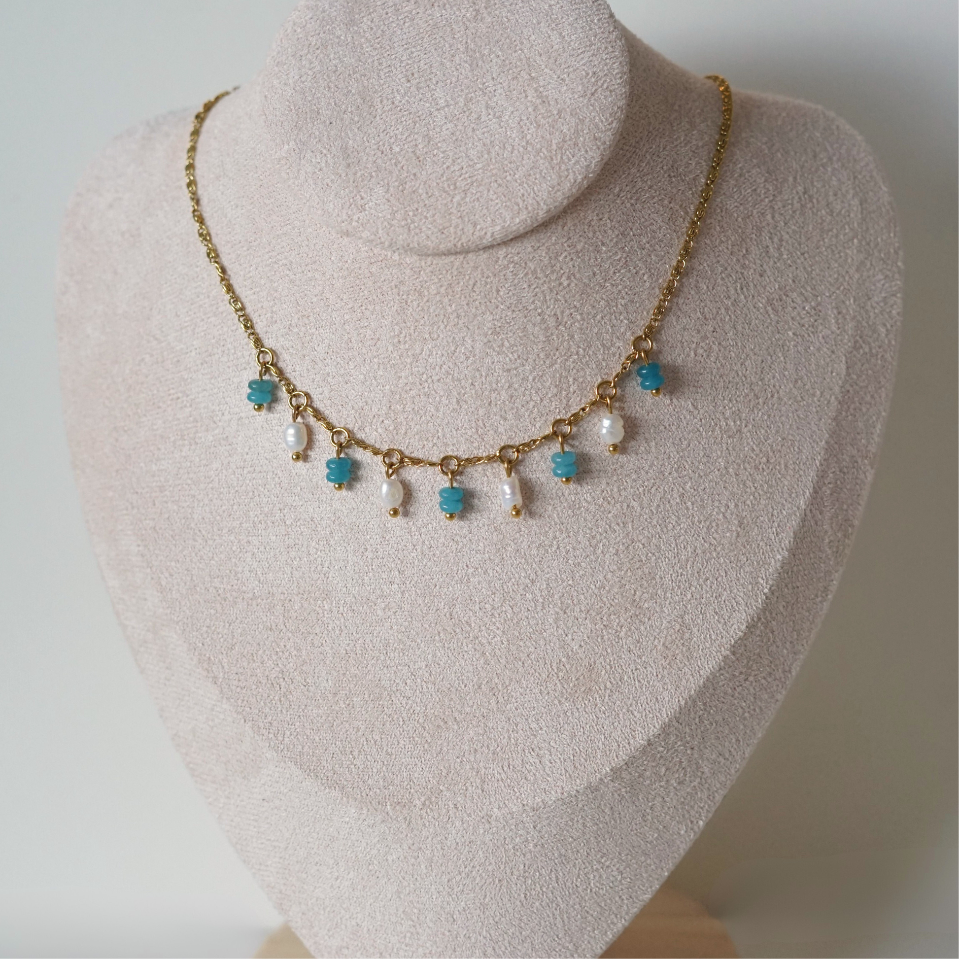 Collier fait main en acier inoxydable avec pendentifs en pierres naturelles et perles d'eau douce – bijou unique