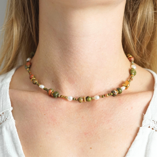 Collier fait main asymétrique en acier inoxydable avec pierres naturelles et perles d'eau douce – bijou unique