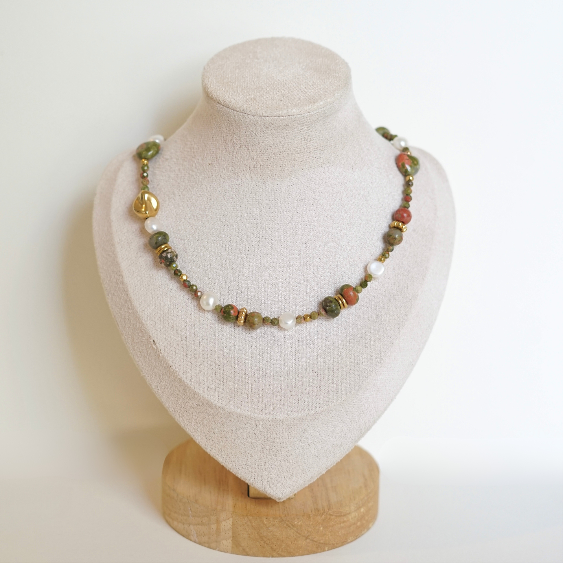 Collier fait main asymétrique en acier inoxydable avec pierres naturelles et perles d'eau douce – bijou unique