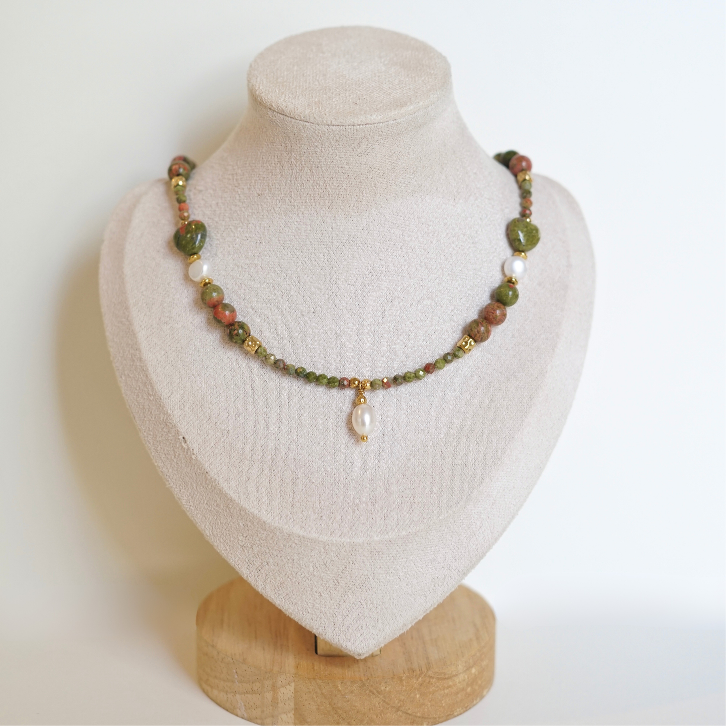 Collier fait main en acier inoxydable avec pierres naturelles et perles d'eau douce – pendentif perle d'eau douce, bijou unique
